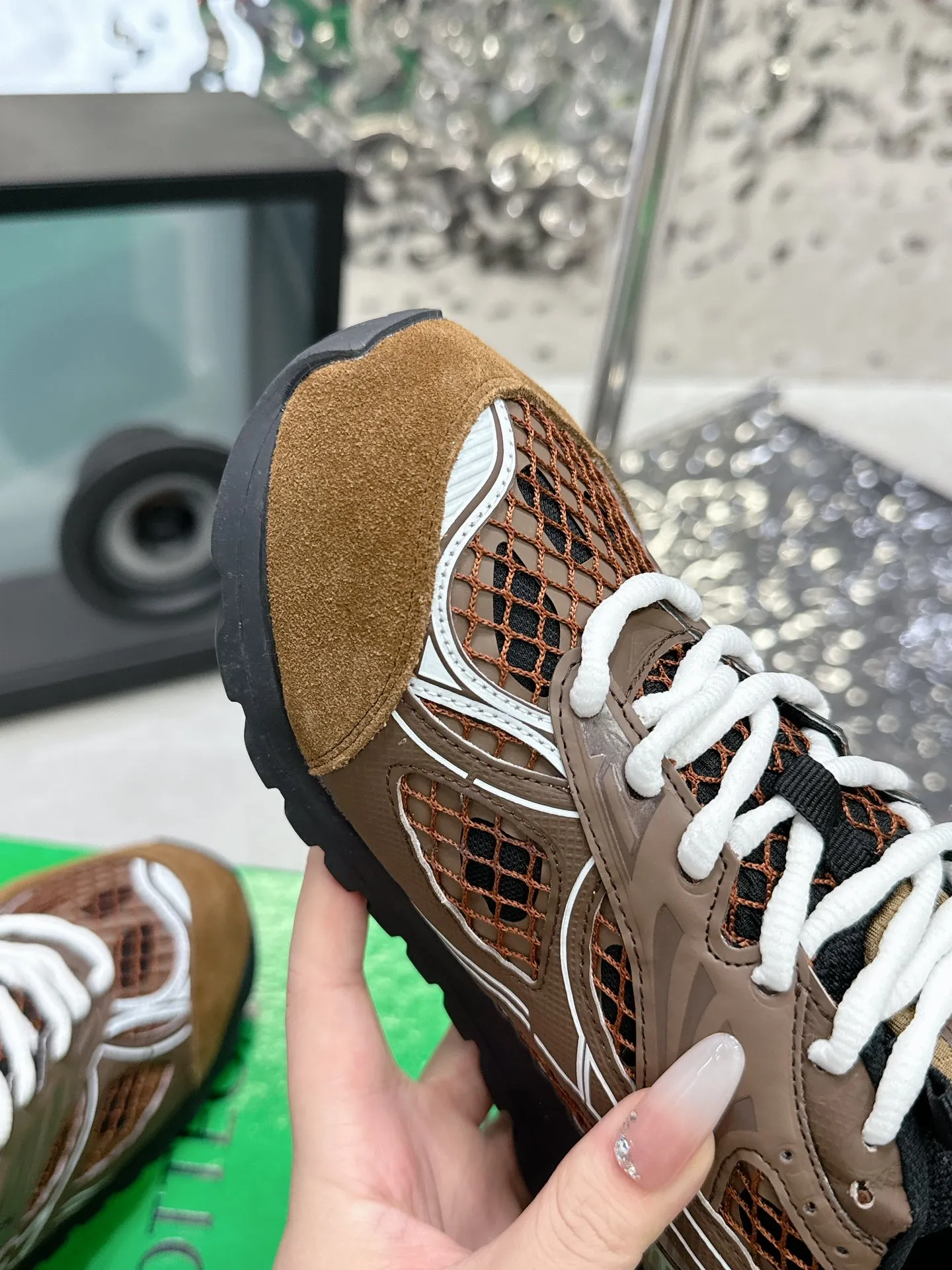 👟👟Ex-factory price 560👟👟 Men ➕20 💰𝐁𝐨𝐭𝐭𝐞𝐠𝐚 𝐕𝐞𝐧𝐞𝐭𝐚 Bodie Home Couple Style 👫BV Sports Shoes Wang Yibo Same Style Casual shoes for couples and dad shoes! Runner sneakers! Original purchase and development! Made of original lightweight technical mesh fabric, the same as the original version! The process is complicated! Paired with a geometric pattern designed rubber outsole, the higher version of the Wang Zha series is actually much taller, but the legs still look slim. Very nice. Durable and durable to play with, standard and version-matching shoe-packing technology. Look for high-end versions. The original outsole is exclusively molded, and the color-blocked TPU outsole is used. The material and weight are the same as the original! Size: Women’s size 35-41 (40 and 41 customized, non-refundable) Men’s size 39-45 (45 customized, non-refundable)
